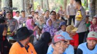 Kapolres Batu berdialog dengan Petani di kawasan Desa Oro-oro Ombo. (ist) - Kolaborasi Polres Batu Dengan Distan KP Dorong Produktivitas Jagung di Kota Batu