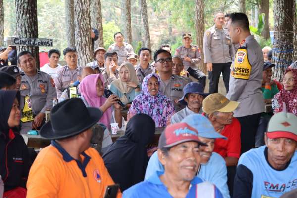 Kapolres Batu berdialog dengan Petani di kawasan Desa Oro-oro Ombo. (ist) - Kolaborasi Polres Batu Dengan Distan KP Dorong Produktivitas Jagung di Kota Batu