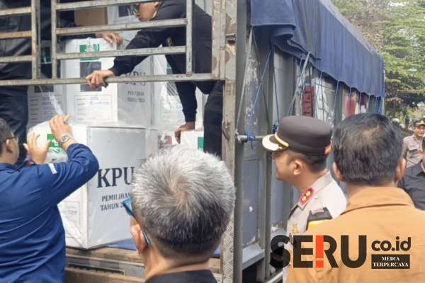 Polres Batu Amankan Ketat Pendistribusiaan Logistik Pilkada 2024 1 Kapolres Batu saat melihat proses pengangkutan Logistik dari Gudang KPU ke atas armada pengangkut. (Seru.co.id/dik) - Polres Batu Amankan Ketat Pendistribusiaan Logistik Pilkada 2024