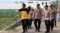 Kapolres dan Wakapolres batu meninjau kebun/ladang milik warga Sumbergondo. (ist) - Polres Batu Sosialisasi Rekruitmen Anggota Polri dan Jumat Curhat di Desa Sumber Gondo