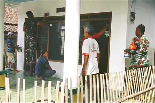 Karya Bhakti TNI dan Masyarakat Wujudkan Rumah Ibadah Nyaman