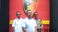 Kasat Reskrim Polresta Malang Kota, Kompol Muhammad Soleh SH MM (tengah), menjawab pertanyaan awak media. (rhd) - Laksanakan Asta Cita, Satreskrim Polresta Makota Gercep Amankan Dua Pelaku Judol