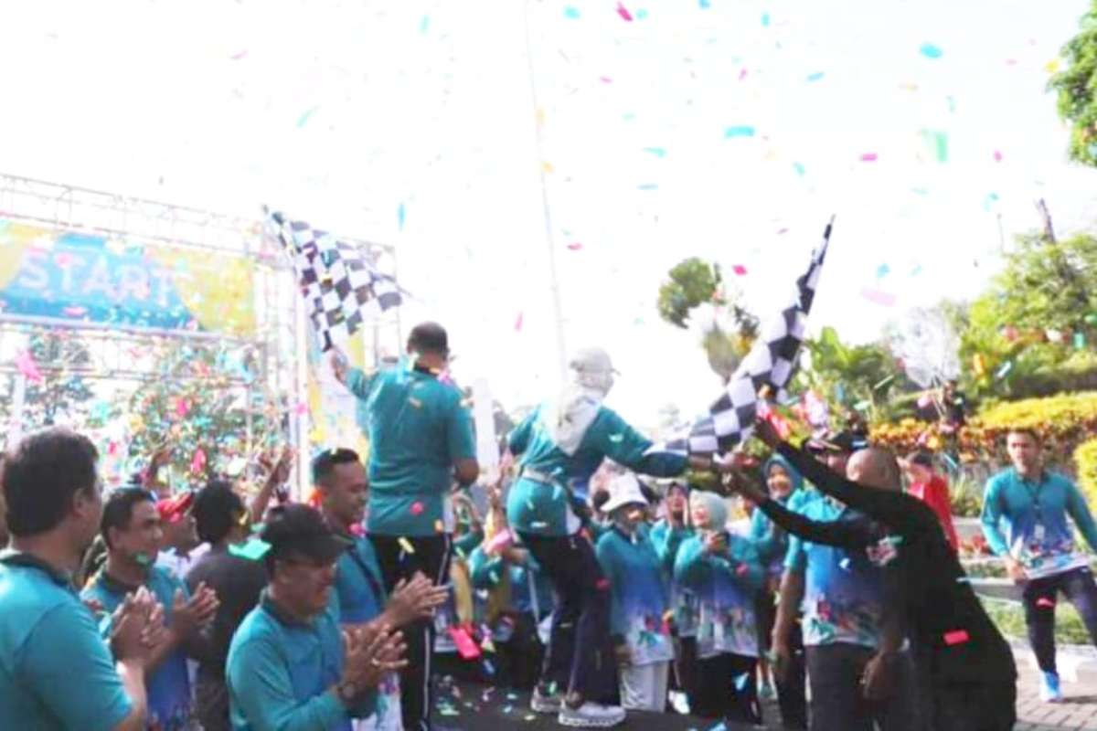 Kegiatan Gerak Jalan Sehat yang diikuti sebelum acara peringatan HKN berlangsung. (ist) - Pj Wali Kota Batu Hadiri Kick Off Peringatan HKN Ke-60 Dan Launching Batu Sport And Health Tourism