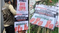 Ketua Bawaslu Kota Malang turut mencopot APK mengandung unsur black campaign dan sejumlah APK yang ditertibkan. (ist) - Bawaslu Kota Malang Tertibkan Puluhan APK Black Campaign