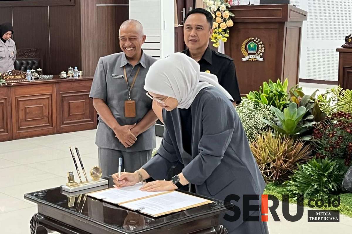 Ketua DPRD Kota Malang, Amithya Ratnanggani Sirraduhita, sedang menandatangani keputusan DPRD. (ws12) - DPRD Kota Malang Sahkan Ranperda APBD 2025, Pemkot Malang Fokus Maksimalkan PAD