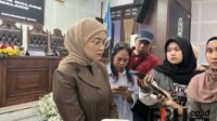 Ketua DPRD Kota Malang, Amithya Ratnanggani Sirraduhita, sedang menanggapi pertanyaan awak media. (ws12) - DPRD Kota Malang Soroti Anggaran Porprov dalam Pembahasan APBD 2025