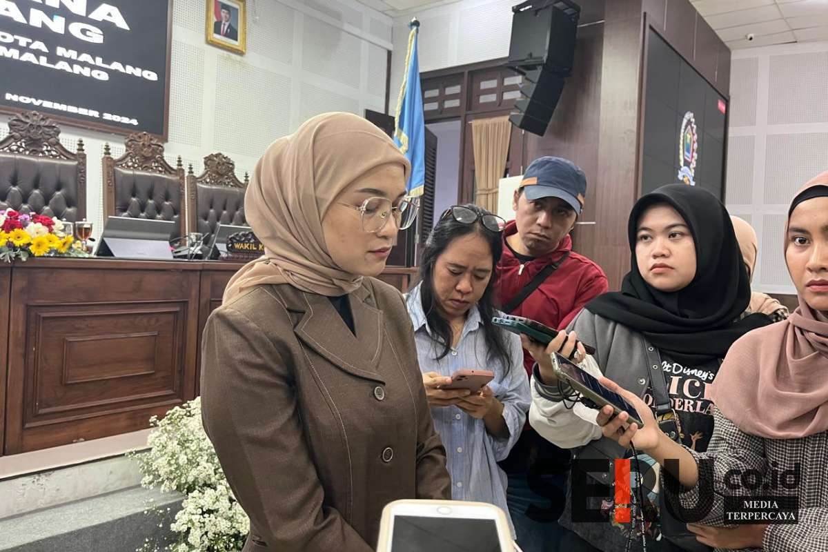 Ketua DPRD Kota Malang, Amithya Ratnanggani Sirraduhita, sedang menanggapi pertanyaan awak media. (ws12) - DPRD Kota Malang Soroti Anggaran Porprov dalam Pembahasan APBD 2025