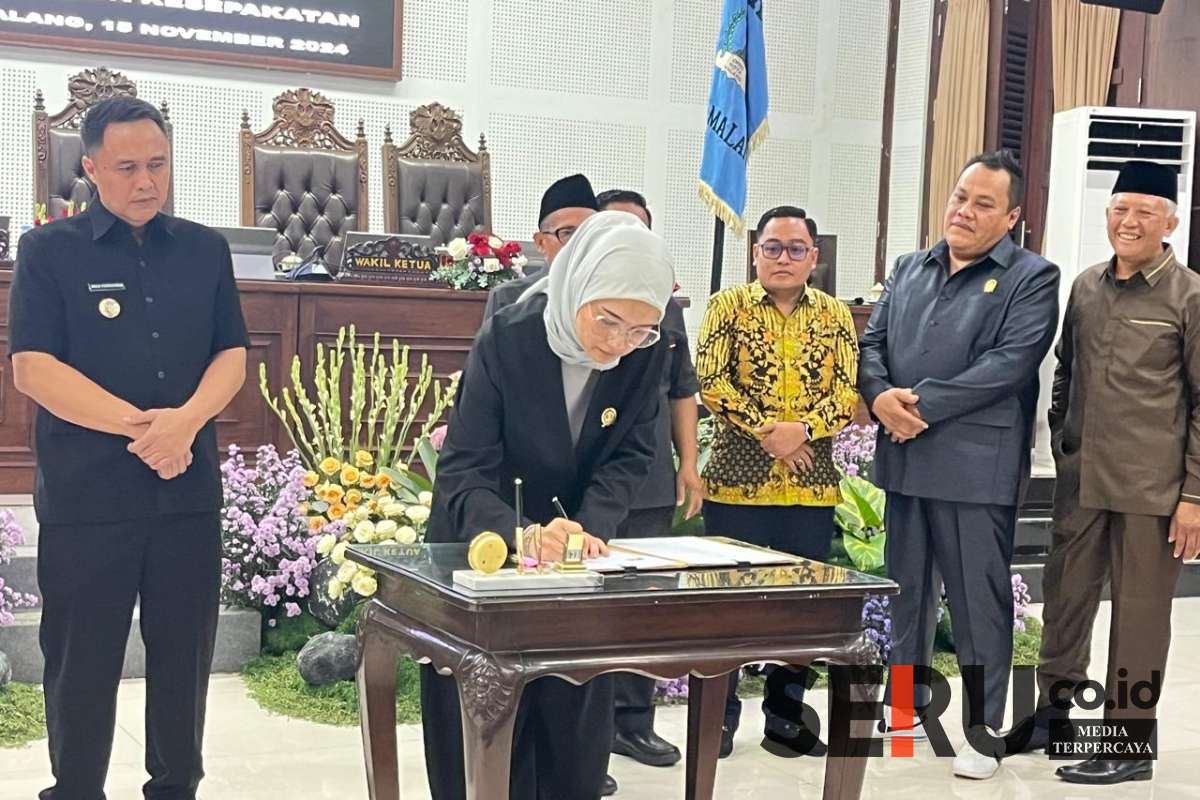 DPRD dan Pemkot Malang Sepakati KUAPPAS 2025, Fokus APBD Sehat dan Target Pendapatan 1 Ketua DPRD Kota Malang menandatangani KUAPPAS. (ws12) - DPRD dan Pemkot Malang Sepakati KUAPPAS 2025, Fokus APBD Sehat dan Target Pendapatan