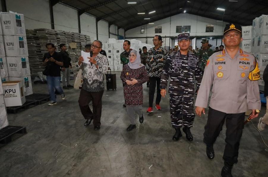 Pastikan Logistik Aman, Ketua DPRD Bersama Pjs Wali Kota Surabaya Tinjau Logistik Pilkada