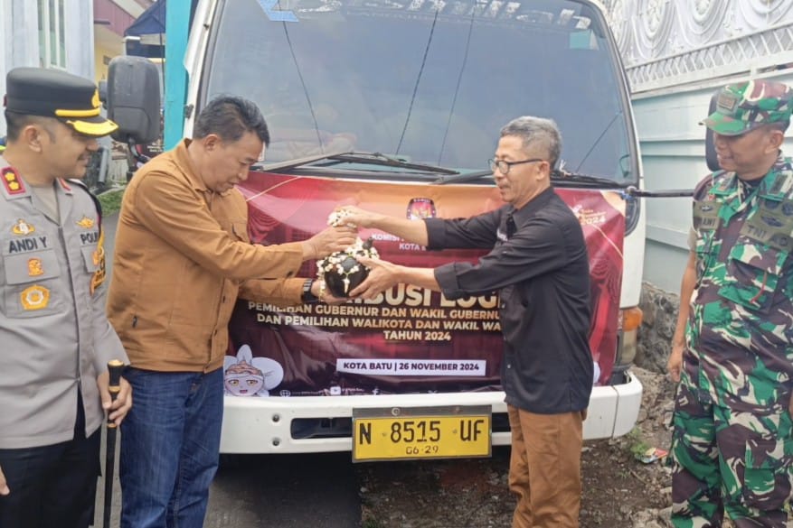 Pengiriman Logistik Pilkada Serentak Ditandai Seremonial Potong Pita dan Pemecahan Kendi