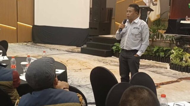 Ketua KPU Kota Batu, Joko Heru Purwanto memberikan pengarahan teknis bagi PPK PPS terkait persiapan pergeseran Logistik. (ist) - KPU Batu Gelar Rakor Jelang Pendistribusian Logistik Serentak