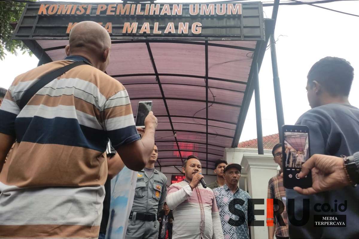Ketua KPU Kota Malang, Muhammad Toyib, menemui massa aksi. (rhd) - Dugaan Temuan Ketidaknetralan & Pelanggaran, Massa Mahasiswa Serbu Bawaslu dan KPU Kota Malang