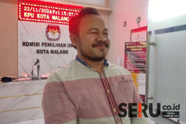 Ketua KPU Kota Malang, Muhammad Toyib menjawab pertanyaan awak media. (rhd) - Jelang Masa Tenang, KPU Kota Malang Fokus Distribusi Logistik dan Pembersihan APK