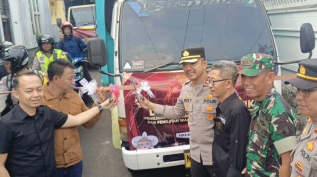 Pengiriman Logistik Pilkada Serentak Ditandai Seremonial Potong Pita dan Pemecahan Kendi