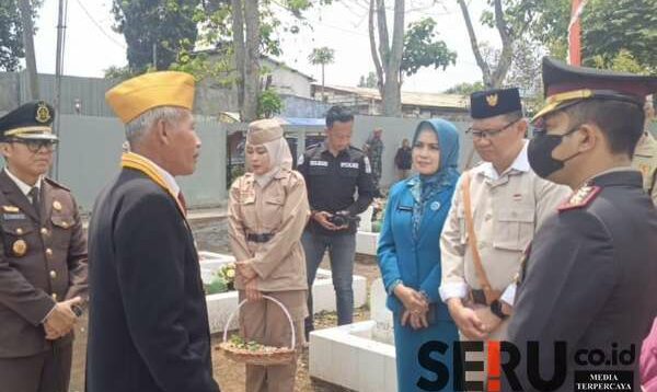 Ketua LVRI Batu (Peci Kuning) saat berbincang dengan Forkopimda usai acara Tabur Bunga. (Seru.co.id/dik) - Ini Harapan Veteran Pejuang di Hari Pahlawan 2024