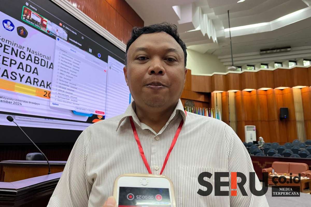 Ketua Pelaksana, Yusron, menjawab per kepada media. (ws12) - UB Gelar Seminar dan Pameran Teknologi, Dorong Sinergi Akademisi dan Industri