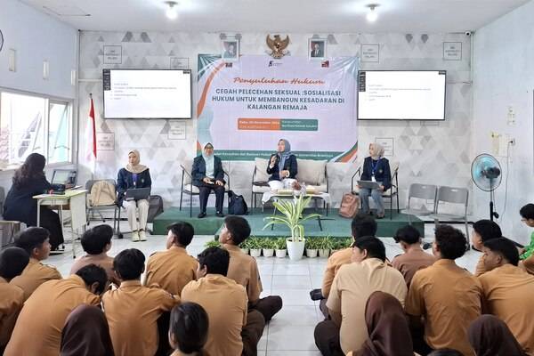 Ketua Persit KCK Cabang XL Sosialisasi Hukum Siswa SMK Kartika IV-1 Malang