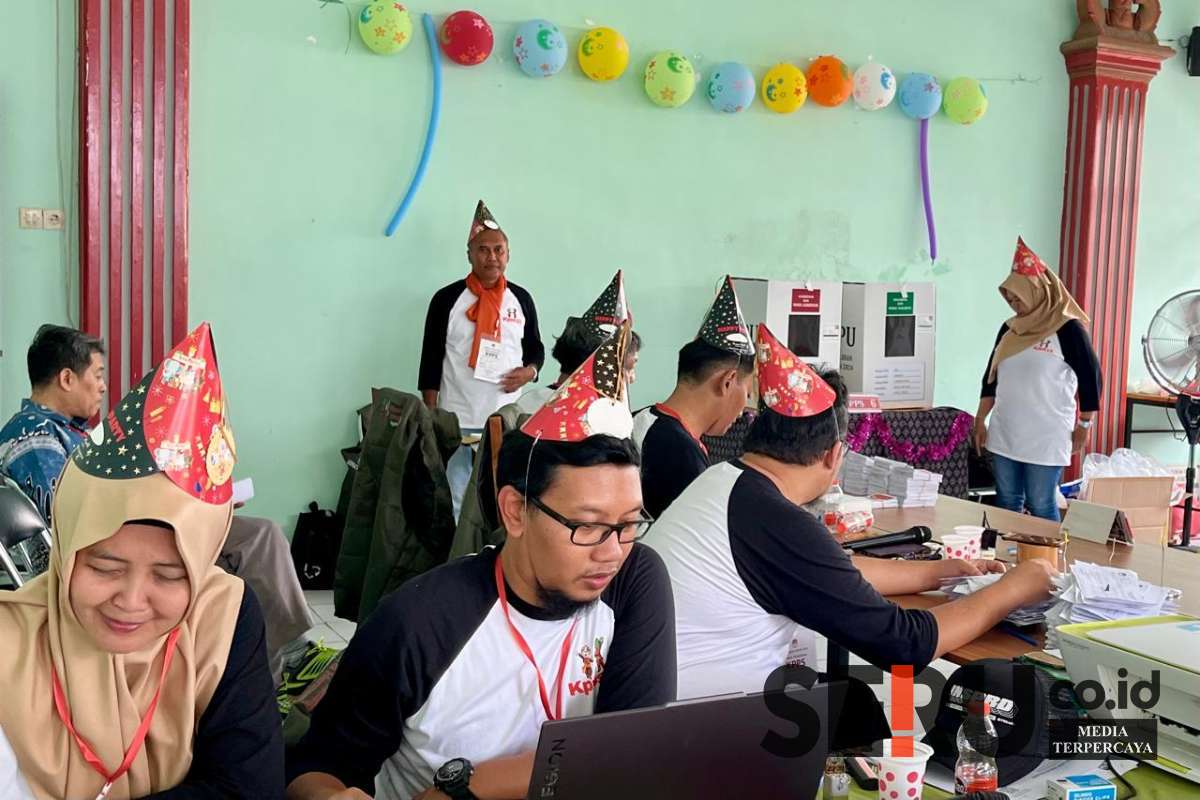 Keunikan TPS 15 Dinoyo, konsep ulang tahun ajak DPT gunakan hak pilih. (ws12) - Keunikan TPS 15 Dinoyo, Tema Ulang Tahun Ajak DPT Gunakan Hak Pilih