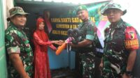 Kodim 0833 serahkan kunci jamban sehat kepada Warga Samaan. (ist) - Kodim 0833 Serahkan Kunci Jamban Sehat kepada Warga Samaan