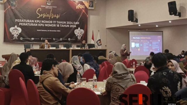 Komisioner KPU Batu, Marlina, memberikan penjelasan seputar aplikasi SIREKAP. (dik) - KPU Batu Sosialisasi PKPU No.17 dan PKPU 18 Tahun 2024 pada Masyarakat
