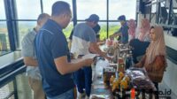 Kurasi Produk UMKM Jatim oleh kurator internal pusat Oleh-oleh di Batu. (Seru.co.id/dik) - Diskop UKM Jatim Fasilitasi Kurasi Produk UMKM di Pusat Oleh-oleh Kota Batu
