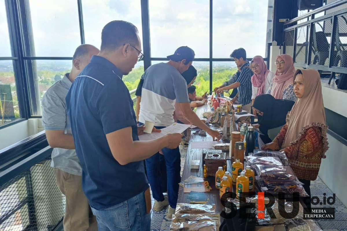 Kurasi Produk UMKM Jatim oleh kurator internal pusat Oleh-oleh di Batu. (Seru.co.id/dik) - Diskop UKM Jatim Fasilitasi Kurasi Produk UMKM di Pusat Oleh-oleh Kota Batu
