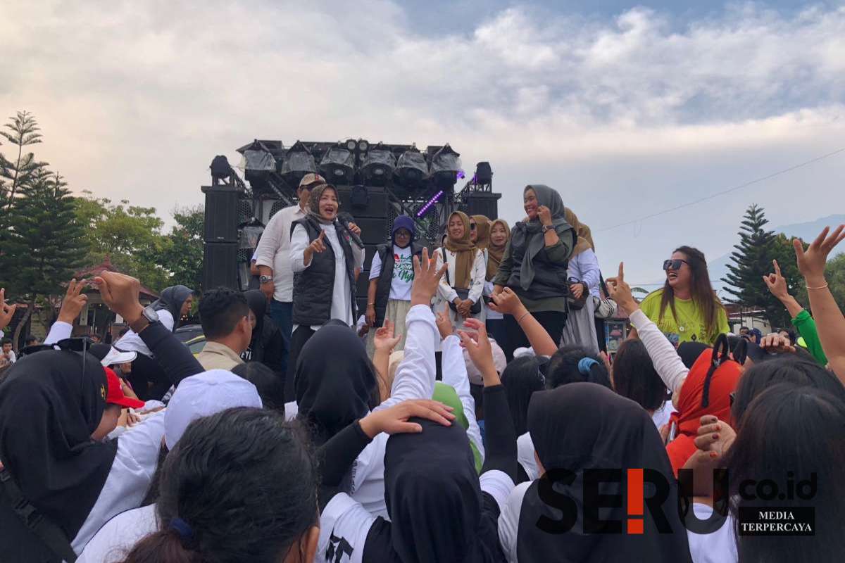 Lathifah saat menyapa masyarakat dalam kegiatan senam horeg. (Seru.co.id/wul) - SaLaf Bakal Jadikan Senam Horeg sebagai Kegiatan Rutin untuk Sehatkan Jasmani dan Rohani