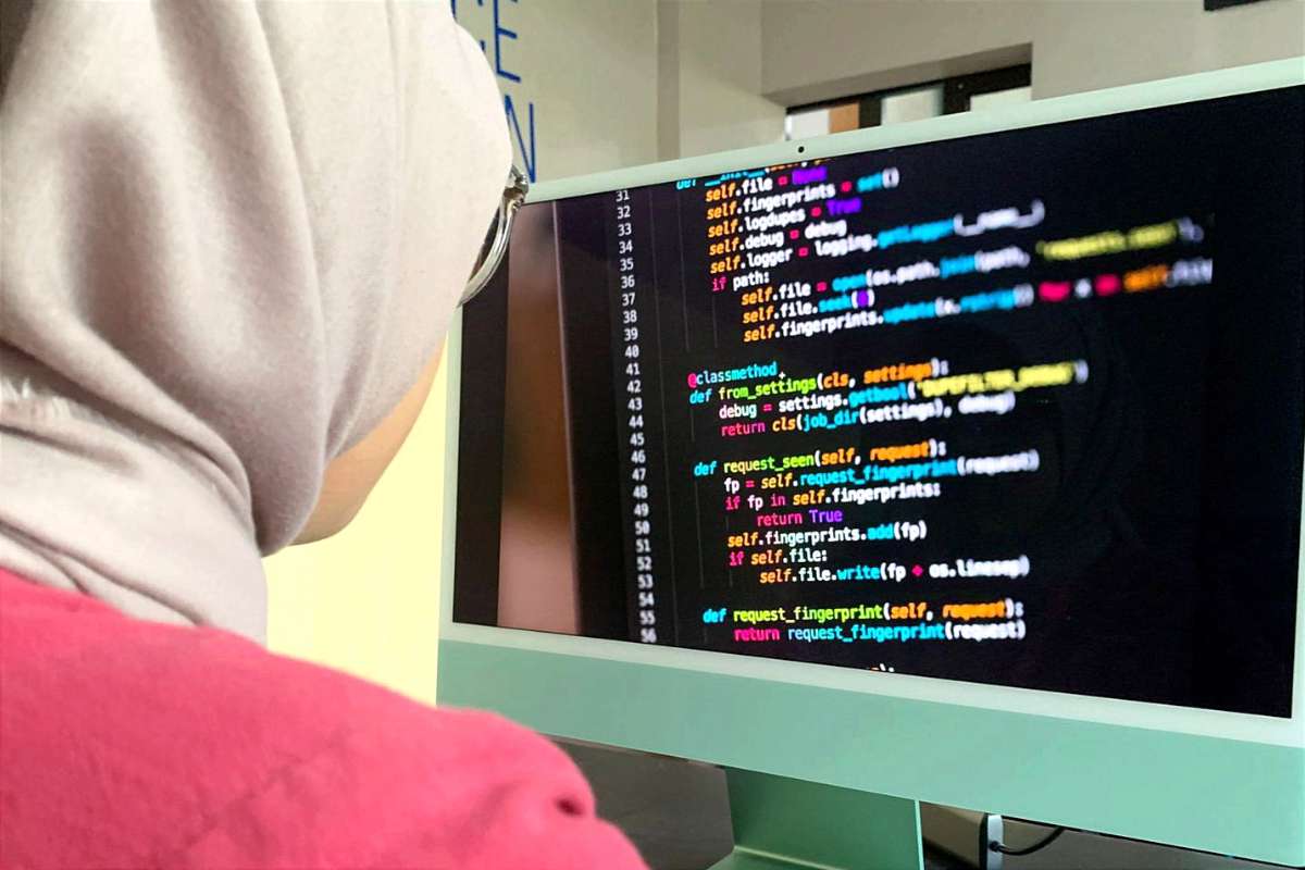 Mahasiswa UMM menerapkan coding bahasa pemrograman Phyton. (ist) - Wacana Coding SD-SMP, UMM Telah Berlakukan untuk Mahasiswa Baru