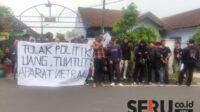 Massa mahasiswa Kobarkan Demokrasi melakukan aksi damai menyerbu Bawaslu dan KPU Kota Malang. (rhd) - Dugaan Temuan Ketidaknetralan & Pelanggaran, Massa Mahasiswa Serbu Bawaslu dan KPU Kota Malang
