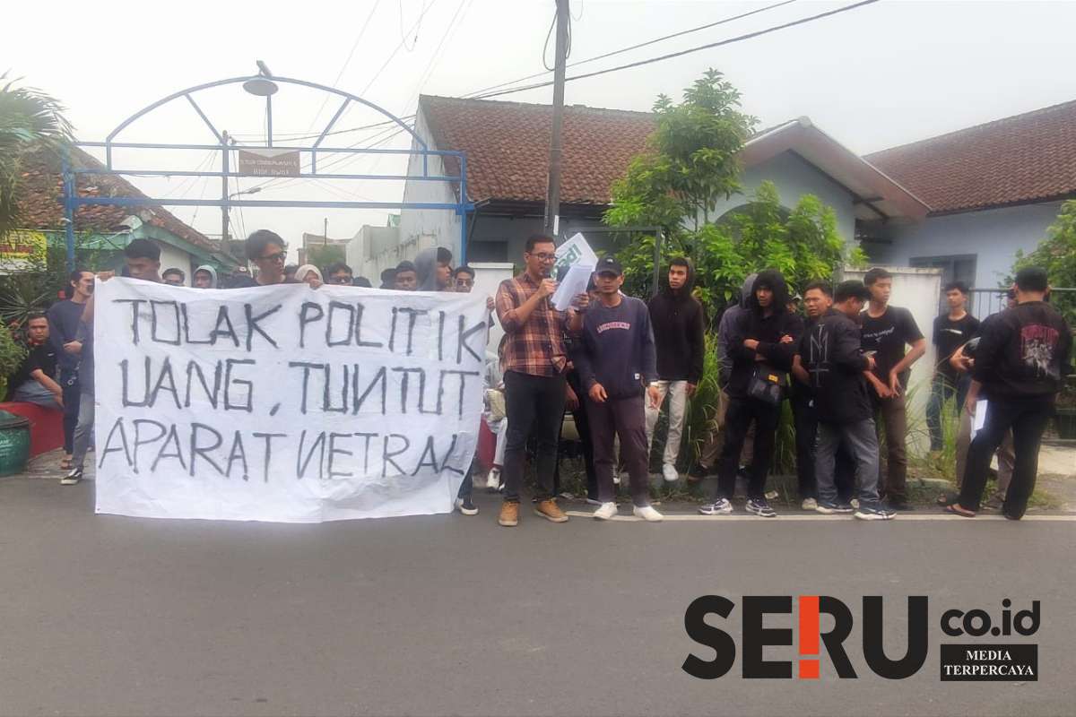Massa mahasiswa Kobarkan Demokrasi melakukan aksi damai menyerbu Bawaslu dan KPU Kota Malang. (rhd) - Dugaan Temuan Ketidaknetralan & Pelanggaran, Massa Mahasiswa Serbu Bawaslu dan KPU Kota Malang