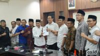Mediasi yang dilakukan Pansus Pilkada DPRD Jember dengan Masyarakat Bela Kiai. (Seru.co.id/amb) - Masyarakat Bela Kiai Minta Pansus Pilkada DPRD Jember Panggil Gus Fawait Soal Kasus PKI