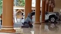 Mobil Mitshubishi Xpander yang masuk ke dalam masjid di Jember. (ist) - Jelang Sholat Jum'at, Mobil Xpander 'Nyelonong' ke Teras Masjid di Jember