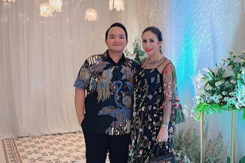 Nicola Reza Samudra, Suami Momo Eks Geisha Hadiahi Anak Stadion Sepak Bola Berstandar FIFA