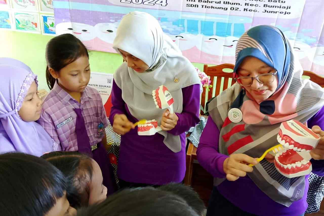 Momen HKN dan HKGN, Dinkes Batu Laksanakan Pemeriksaan Kesehatan Gigi Siswa SD