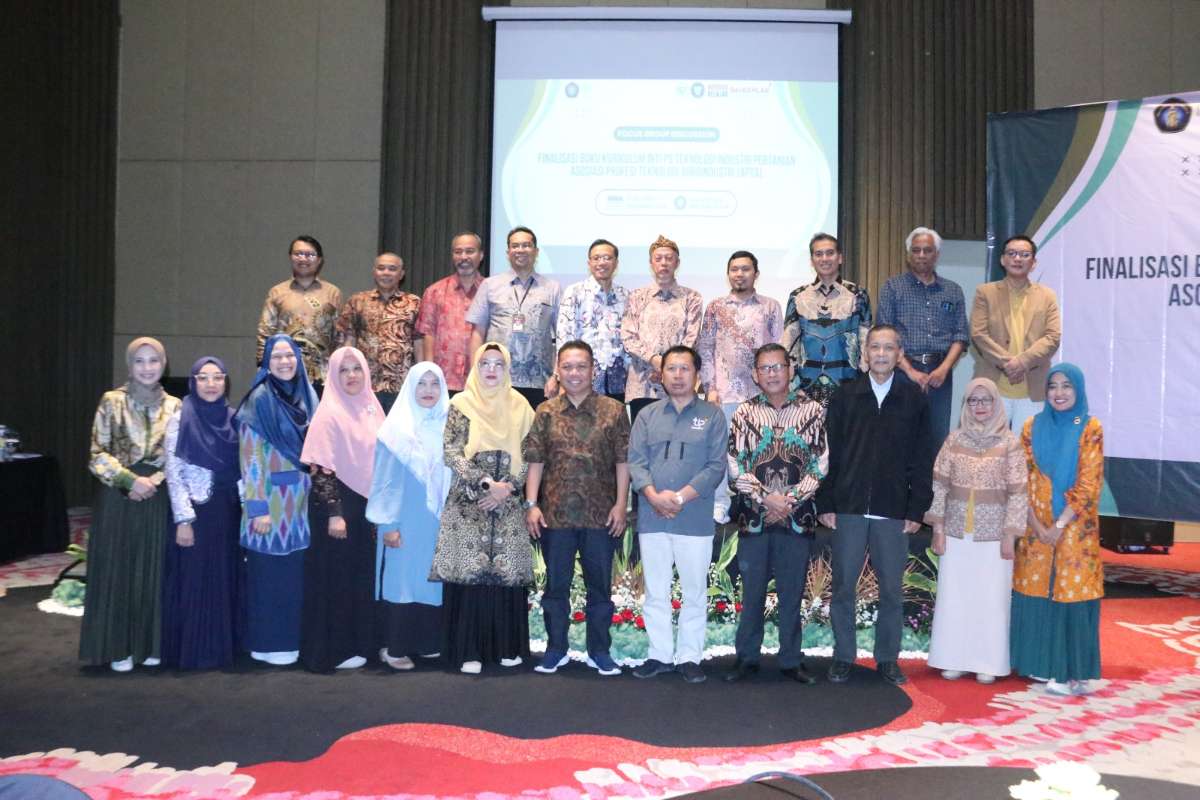 Pakar Teknologi Industri Pertanian se-Indonesia bahas finalisasi buku kurikulum prodi. (ist) - Pakar Teknologi Industri Pertanian se-Indonesia Bahas Finalisasi Buku Kurikulum Prodi