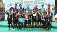 Para pemenang Turnamen Liga Anak SD/MI 2024 berfoto dengan Pj. Wali Kota Batu. (ist) - Pj. Wali Kota Batu Serahkan Bonus Top Score Serta Juara Umum Liga Anak SD/MI