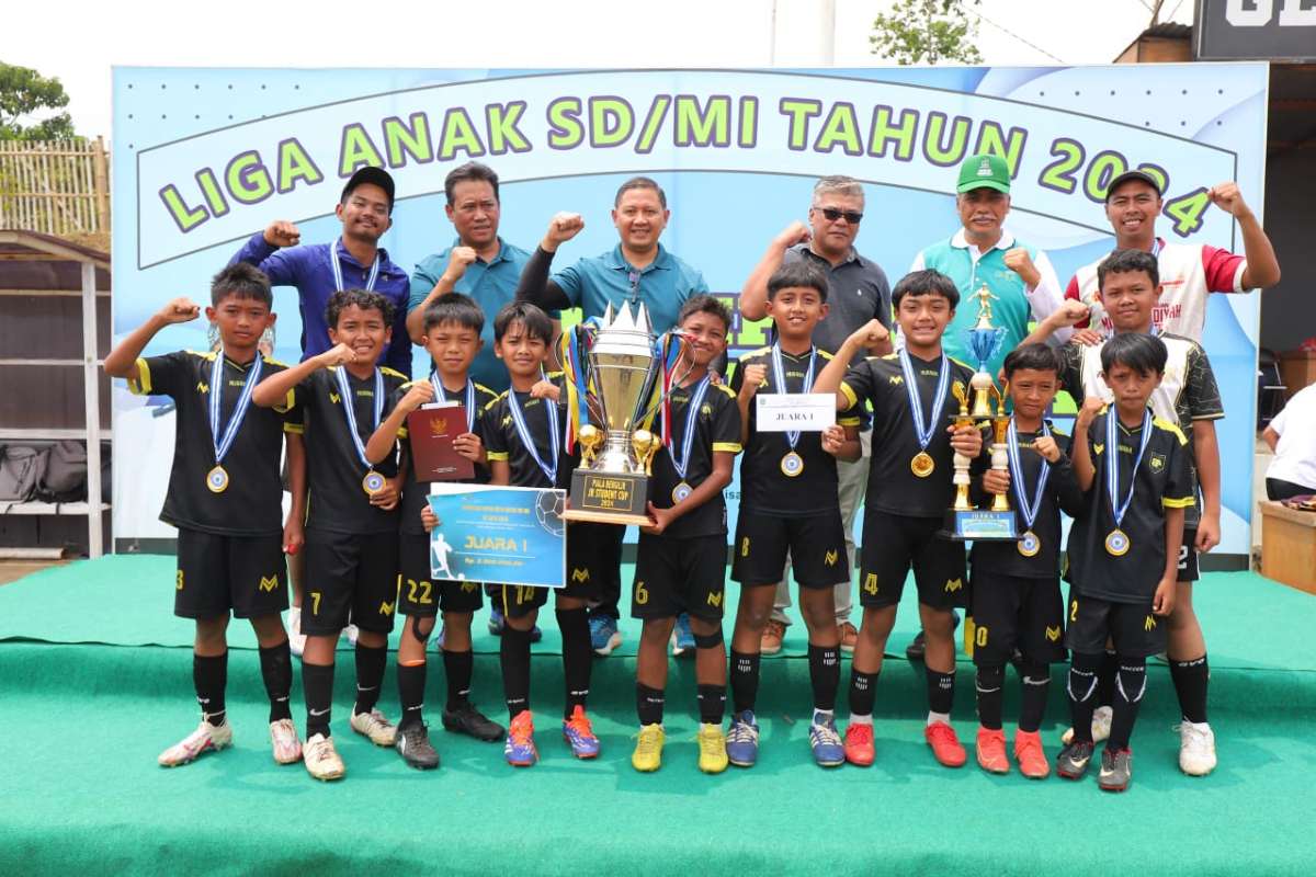 Para pemenang Turnamen Liga Anak SD/MI 2024 berfoto dengan Pj. Wali Kota Batu. (ist) - Pj. Wali Kota Batu Serahkan Bonus Top Score Serta Juara Umum Liga Anak SD/MI