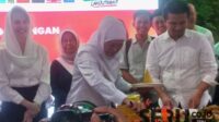 Pasangan Cagub Khofifah-Emil potong tumpeng bersama para relawan dan partai pengusung. (sby2) - Menang Hitung Cepat, Pasangan Cagub Khofifah-Emil Potong Tumpeng
