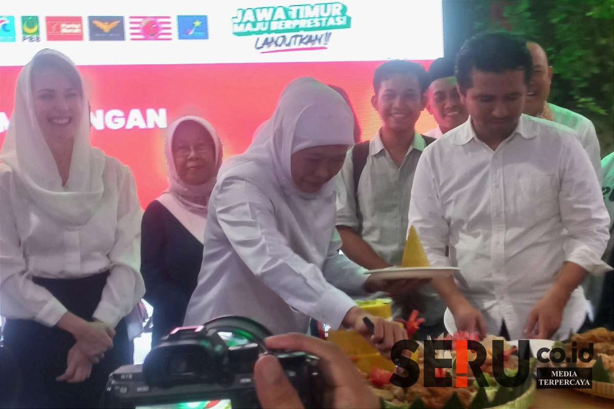 Pasangan Cagub Khofifah-Emil potong tumpeng bersama para relawan dan partai pengusung. (sby2) - Menang Hitung Cepat, Pasangan Cagub Khofifah-Emil Potong Tumpeng