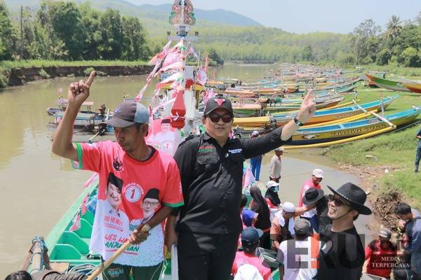 Gelar Pawai Perahu Unik di Puger, Cara Nelayan Jember Menangkan Hendy-Gus Firjaun