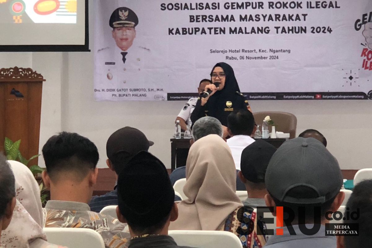 Pejabat Pemeriksa Ahli Pertama Bea Cukai Malang, Agnita Aditya Wardani menyampaikan ciri-ciri rokok ilegal. (wul) - Sosialisasi Peredaran Rokok Ilegal Sasar Tiga Kecamatan di Malang Barat