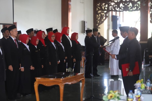 Masrukin Lantik 33 Pengawas Sekolah dan Serahkan SK Mutasi untuk 45 Kepala Sekolah di Pamekasan