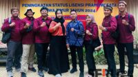 Pemandu Wisata Kota Batu yang memperoleh lisensi Madya (berkaos merah) bersama Mentor Kepramuwisataan. (Seru.co.id/dik) - Enam Guide HPI Kota Batu Naik Status Jadi Pramuwisata Madya