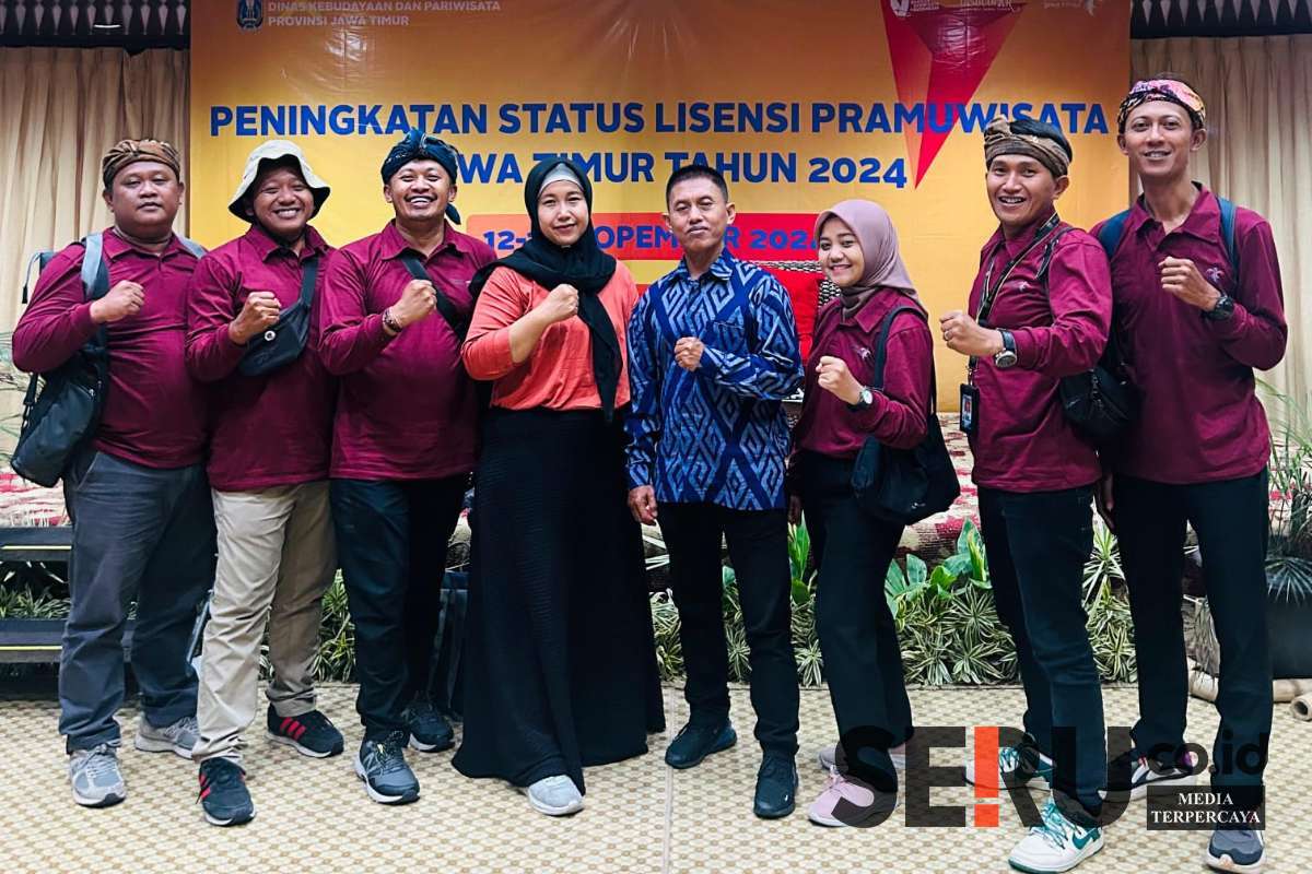 Pemandu Wisata Kota Batu yang memperoleh lisensi Madya (berkaos merah) bersama Mentor Kepramuwisataan. (Seru.co.id/dik) - Enam Guide HPI Kota Batu Naik Status Jadi Pramuwisata Madya