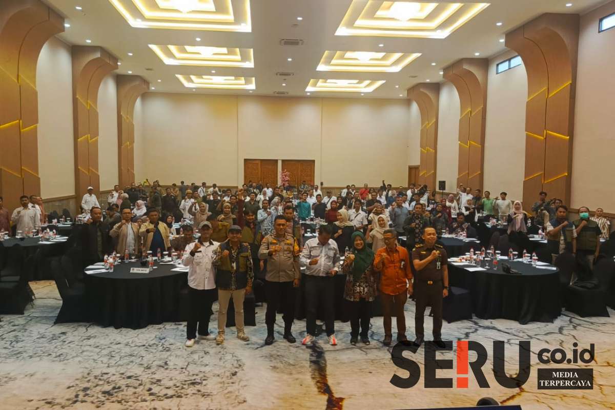 Pemateri dari Kejari dan Polres Batu berfoto bersama Ketua KPU Batu dan peserta Rakor. (Seru.co.id/dik) - KPU Batu Gelar Rakor Jelang Pendistribusian Logistik Serentak