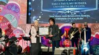 Pemberian penghargaan kepada seniman musik, Ian Antono. (ws12) - UB Anugerahkan Sabda Budaya: Apresiasi Seniman dan Komunitas Pelestari Budaya