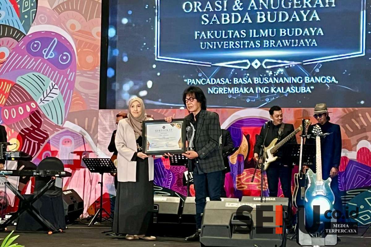 Pemberian penghargaan kepada seniman musik, Ian Antono. (ws12) - UB Anugerahkan Sabda Budaya: Apresiasi Seniman dan Komunitas Pelestari Budaya
