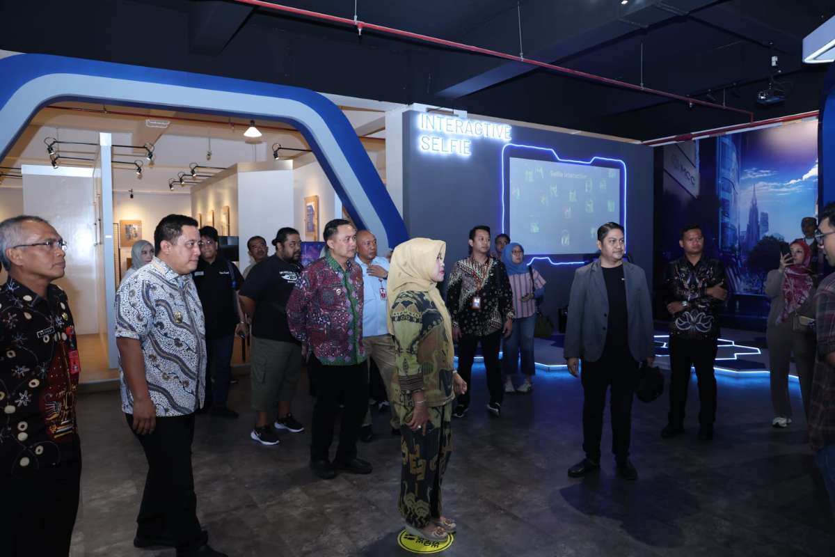 Pemkab Bekasi sedang mengamati room Interctive Selfie. (pro) - Mengintip MCC Malang, Inkubator Kreativitas Menginspirasi Daerah Lain