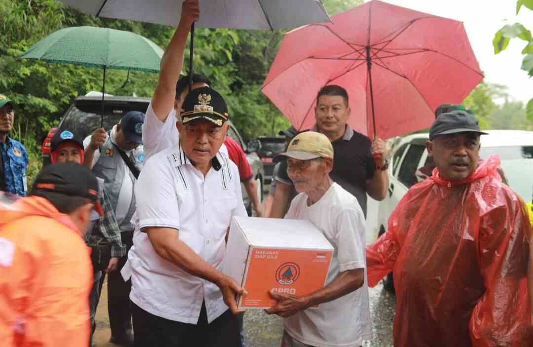 Bupati Malang Tinjau dan Distribusikan Bantuan Untuk Korban Banjir