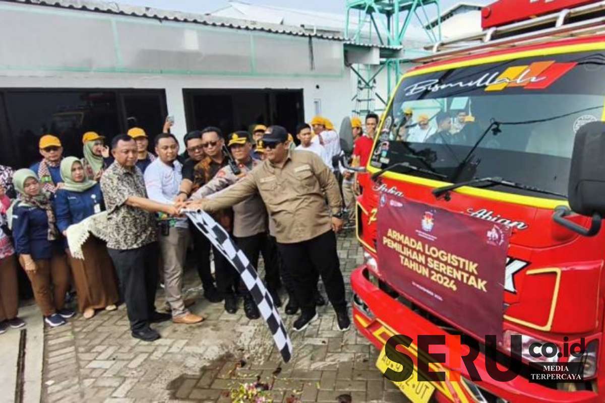 Pendistribusian dilepas secara simbolis oleh Pejabat (Pjs) Bupati Kediri, Heru Wahono, bersama Ketua KPU Kabupaten Kediri, Nanang Qosim. (Seru.co.id/mid) - KPU Kabupaten Kediri Mulai Distribusikan Logistik Pilkada Serentak Tahun 2024